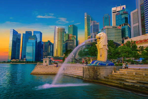 CINGAPORE-JULHO 9, 2016: Fonte da estátua Merlion no Merlion Park e skyline da cidade de Singapura à noite em 8 de julho de 2016. Fonte Merlion é uma das atrações turísticas mais famosas de Singapura . — Fotografia de Stock