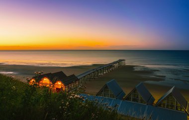 Saltburn 'ün günbatımında, Kuzey Yorkshire, İngiltere' deki Clifftop Pier manzarası.