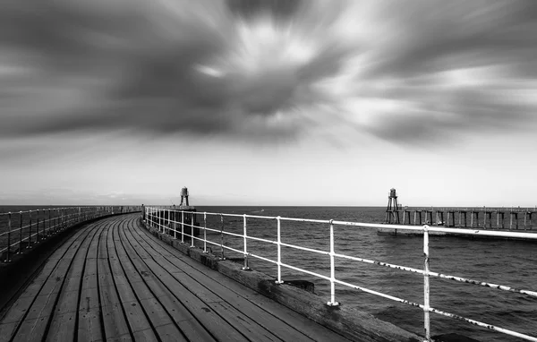 Zwart-wit beeld van Whitby pier bij de haveningang van de in Whitby in North Yorkshire, Verenigd Koninkrijk — Stockfoto