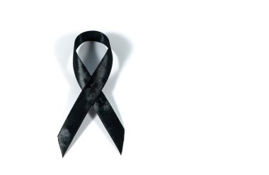 Beyaz arka plan üzerinde izole siyah farkındalık şerit. Yas ve Melanom sembolü