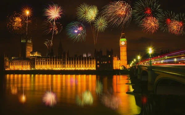 Fuochi d'artificio sul Big Ben di notte a Londra, Regno Unito . — Foto Stock