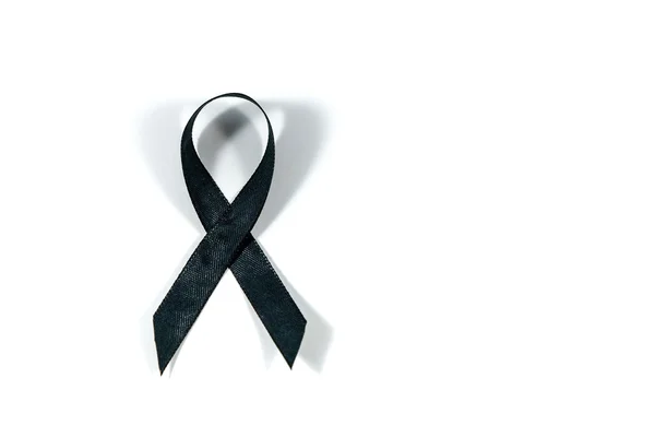 Cinta negra aislada sobre fondo blanco. Lloramiento y melanoma símbolo — Foto de Stock