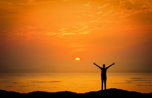 Paesaggi immagine di Drammatico tramonto sul mare con silhouette uomo felice sulla montagna . — Foto Stock