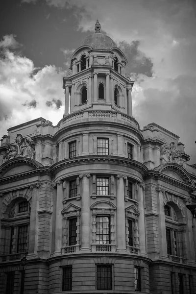 Черно-белое изображение современного здания в Лондоне, Великобритания — стоковое фото