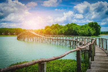 Eski ahşap köprü mavi gökyüzü arka plan üzerinde Nehri.