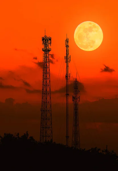 Silhueta antena de telecomunicações para telefone celular com a lua . — Fotografia de Stock