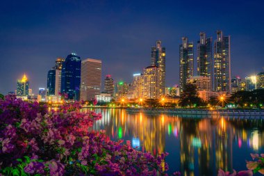 Benchakitti Park, Bangkok, Tayland gece gökyüzünde Cityscape görüntü.