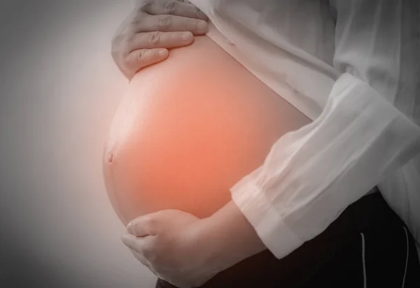 Zwangere vrouw na abdominale pijn in buik. — Stockfoto