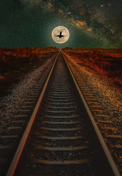 Vasúti pálya, a Hold és a Tejút az éjszakai égbolton. (Felszerelt-a Nasa Hold kép elemei) — Stock Fotó