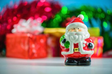 Noel baba bebek ve bokeh arka plan bulanık Noel süslemeleri kutusu.