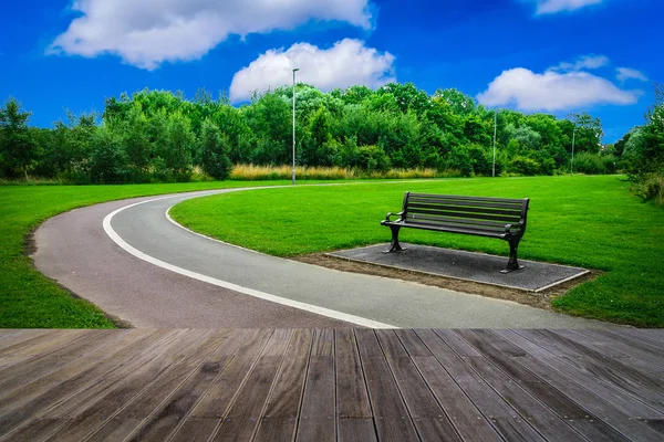 青い空を背景に木製の通路で公園のベンチ. — ストック写真