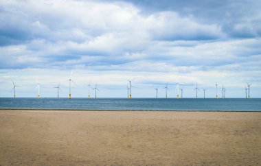 Offshore rüzgar türbini Rüzgar Çiftliği yapım aşamasında uzakta İngiltere