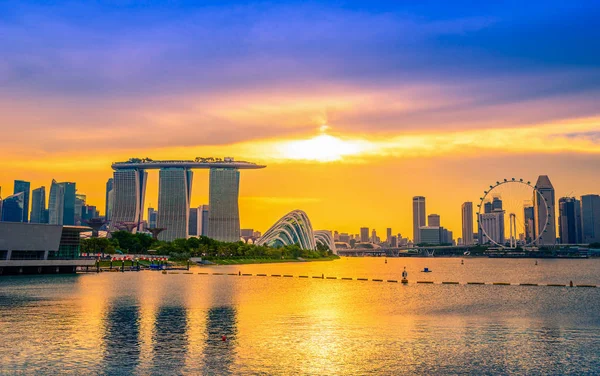 Singapore - 9 juli 2016: Singapore Skyline en uitzicht op de wolkenkrabbers op Marina Bay bij zonsondergang. — Stockfoto