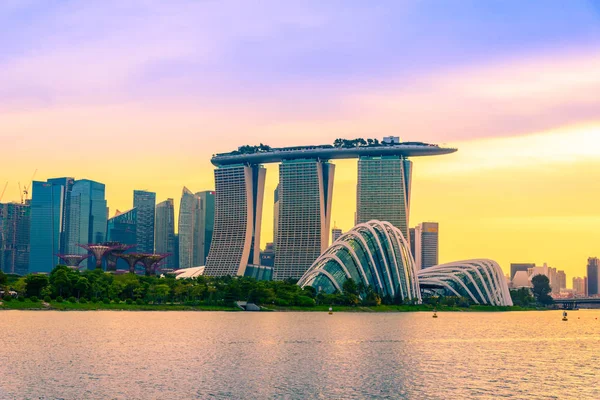 Singapore - 9 juli 2016: Singapore Skyline en uitzicht op de wolkenkrabbers op Marina Bay bij zonsondergang. — Stockfoto