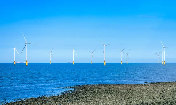 Offshore windturbine in een windpark in aanbouw voor de kust van Engeland. — Stockfoto