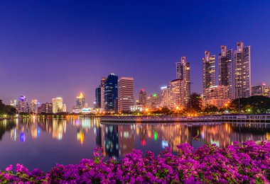 Cityscape suretinde Benchakitti Park twilight saat, Bangkok, Tayland.