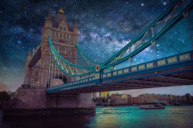 Kule Köprüsü ile Samanyolu gece gökyüzüne Londra, İngiltere.