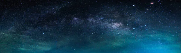 Samanyolu Gökadası ile manzara. Gece gökyüzünde yıldızlar ve deniz ile.