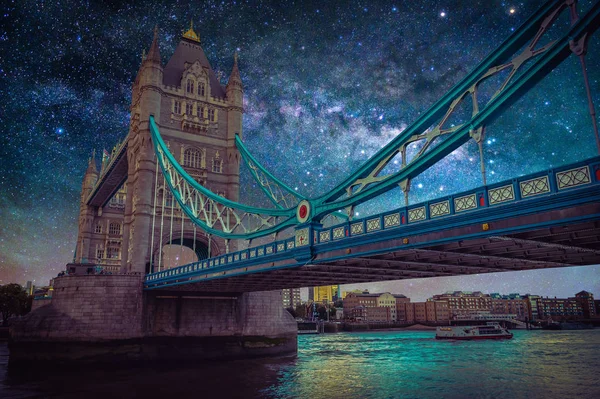 Tower bridge met Melkweg op nachtelijke hemel in Londen, Verenigd Koninkrijk. — Stockfoto