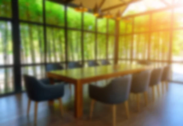 Imagen borrosa lugar de encuentro en la cafetería con luz solar . — Foto de Stock