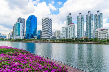 Benchakitti Park Cityscape Image'da mavi gökyüzü arka plan Bangkok, Tayland.
