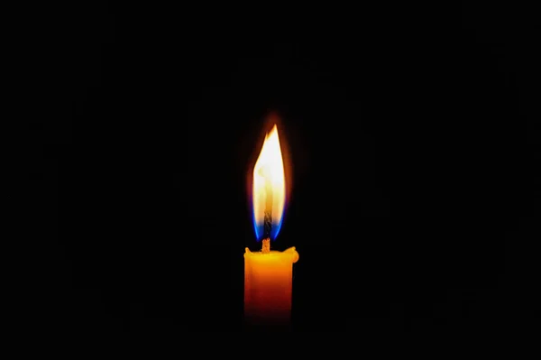 Kerzenschein auf schwarzem Hintergrund. — Stockfoto