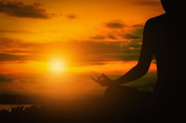 Gün batımında sahilde siluet mutlu kadınla. Vintage sesi