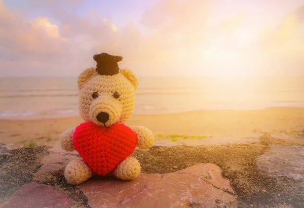 Ours en peluche avec cœur rouge assis près de la plage - ton vintage — Photo