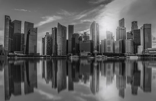 Schwarz-weiße Singapore City Skyline des Geschäftsviertels Innenstadt bei Tag. — Stockfoto