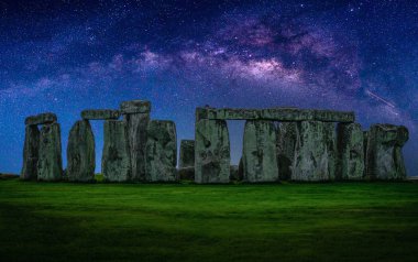 Samanyolu Gökadası fotoğraflarını gece gökyüzüne yıldızlarla Stonehenge üzerinde eski bir tarih öncesi taş anıtın, Wiltshire, İngiltere'de manzara..