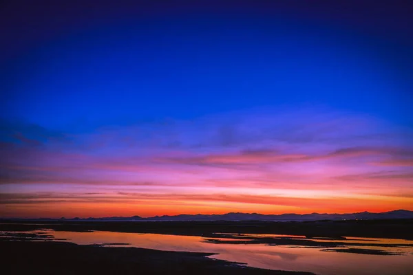 Paisajes de puesta de sol en la playa con fondo de cielo colorido . — Foto de Stock