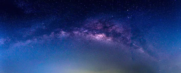 Krajobraz z galaktyką Drogi Mlecznej. Nocne niebo z gwiazdami. — Zdjęcie stockowe