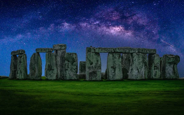 Samanyolu Gökadası fotoğraflarını gece gökyüzüne yıldızlarla Stonehenge üzerinde eski bir tarih öncesi taş anıtın, Wiltshire, İngiltere'de manzara..