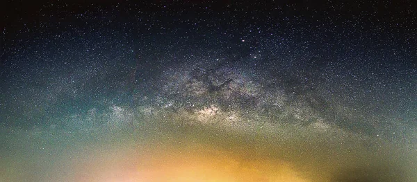 Krajobraz z galaktyką Drogi Mlecznej. Nocne niebo z gwiazdami. — Zdjęcie stockowe