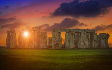 Stonehenge bir Antik Tarih öncesi taş anıtın, Wiltshire, İngiltere üzerinden günbatımı manzara resim.