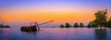 Phuket, Tayland için gün batımında denizde alabora eski balıkçı teknesi.