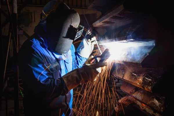 Soldadura de estructuras de acero y chispas brillantes en la industria de la construcción . — Foto de Stock