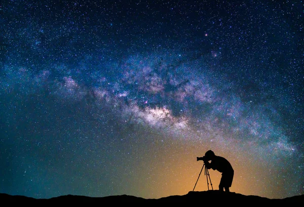 Landschaft mit Milchstraßengalaxie. Nachthimmel mit Sternen und Fotograf machen Foto auf dem Berg. — Stockfoto