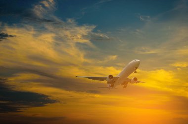 Gökyüzü günbatımı sırasında uçak anında silüeti.