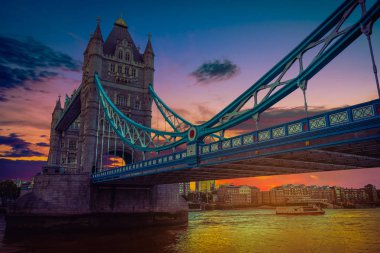Tower Bridge Londra, İngiltere'de renkli gökyüzü arka plan üzerinde gün batımında