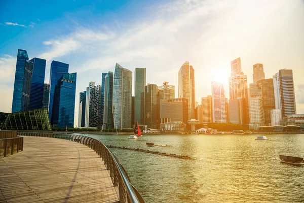 Ciudad de Singapur skyline del distrito de negocios en el centro durante el día . — Foto de Stock