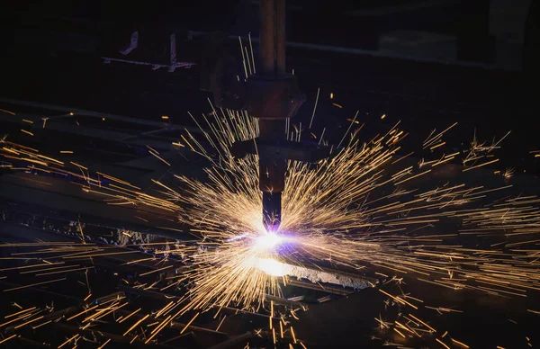 Taglio al plasma CNC industriale di lamiere metalliche nell'edilizia . — Foto Stock