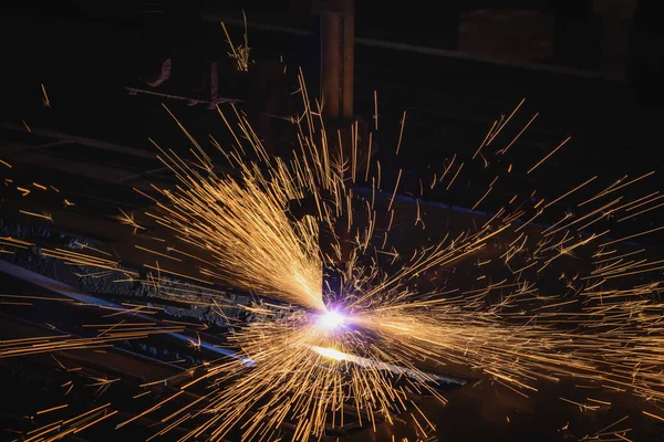 Industrielles CNC-Plasmaschneiden von Blechen in der Bauindustrie. — Stockfoto