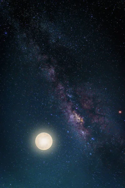 Paesaggio con Via Lattea galassia. Cielo notturno con stelle e luna piena. (Elementi di questa immagine lunare fornita dalla NASA ) — Foto Stock