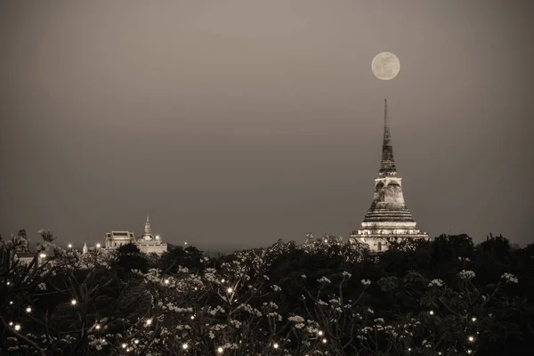 보름달 밤, 펫차부리, 태국에와 프라 나콘 리 역사 공원에 흰색 탑 빈티지 톤 — 스톡 사진