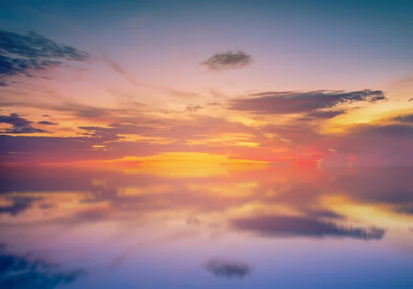 Larga exposición del cielo colorido al atardecer y reflexión sobre el mar en Phuket, Tailandia . — Foto de Stock
