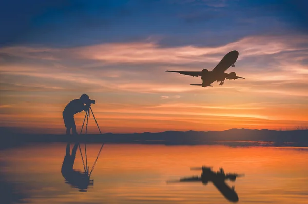 Fotógrafo silueta tomar fotos y avión silueta volar en el cielo al atardecer en Tailandia — Foto de Stock