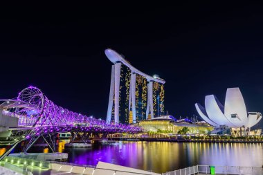 Singapur - Temmuz 8,2016: Helix Köprüsü ve Marina Bay Sand Hotel, gece saat landmark Singapur.