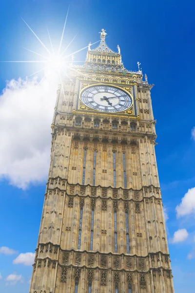 Big Ben na pozadí modré oblohy v Londýně, Velká Británie. — Stock fotografie