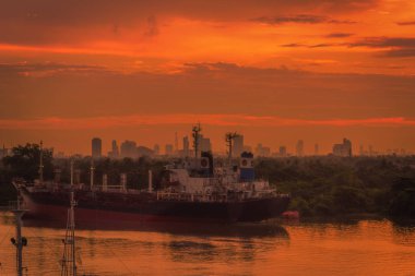 Kargo gemisi liman gün batımında, Bangkok, Tayland.
